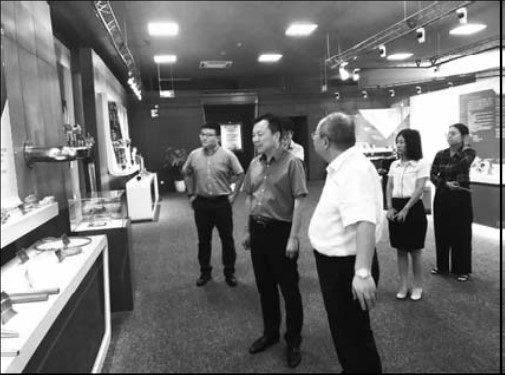 上海卓然工程技術(shù)股份有限公司 蒞臨公司商務(wù)考察公司展示室并對產(chǎn)品實物進行了介紹